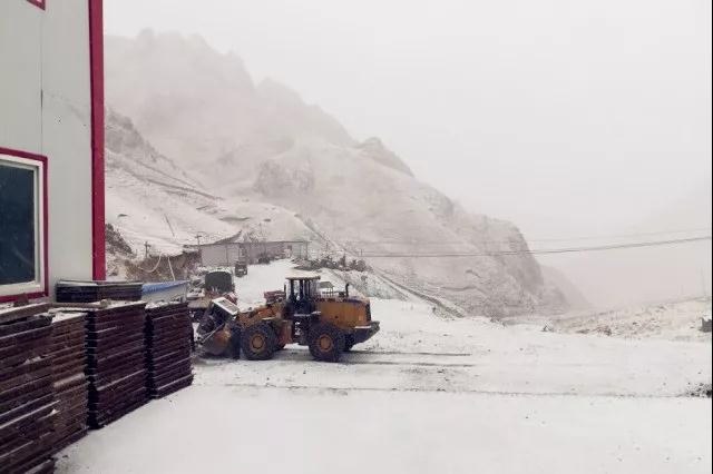 人間四月芳菲盡，山中春雪還復(fù)來