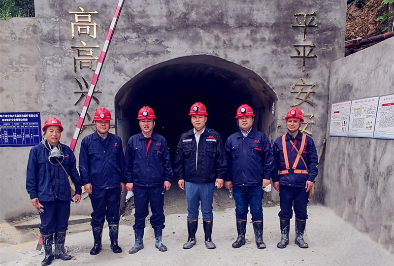 洛陽(yáng)開(kāi)元集團(tuán)許明月董事長(zhǎng)到后瑤峪西溝鐵礦座談指導(dǎo)