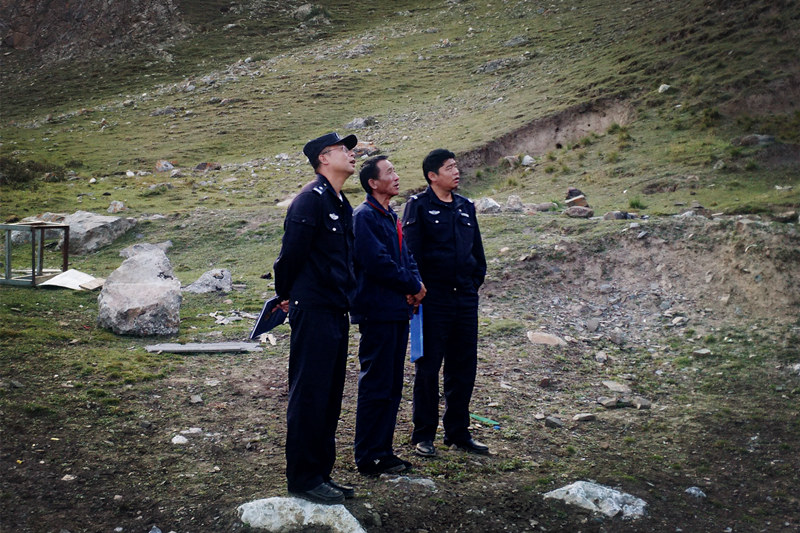 興?？h公安局治安大隊到銅鑫公司例行安全專項檢查